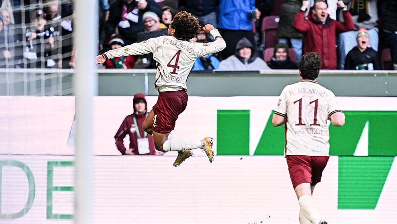 Han-Noah Massengo hebt nach seinem 1:0 jubelnd ab - zum Sieg reichte sein Kopfballtor f&uuml;r den FC Augsburg aber nicht.
