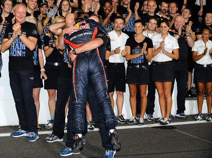 Die ganz große Vettel-Party: So lässt es der alte neue Weltmeister in Suzuka krachen. Die Bilder