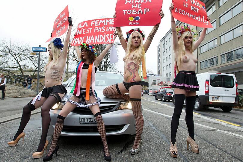 Nacktprotest: Mit blanker Brust zieht die Frauen-Aktionsgruppe FEMEN wieder in den Kampf gegen Prostitution - und setzt dabei die Waffen der Frauen ein. Die Bilder aus Zürich