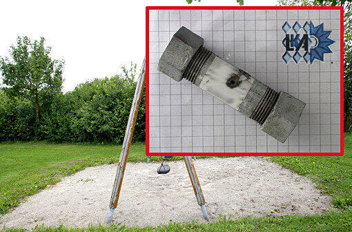 Wieder ist ein Sprengsatz auf einem Spielplatz gefunden worden. Dieses Mal in Kirchheim. Hier auf dem Bild ist eine Rohrbombe zu sehen, die vor einem Jahr auch auf einem spielplatz in Emmering entdeckt wurde.