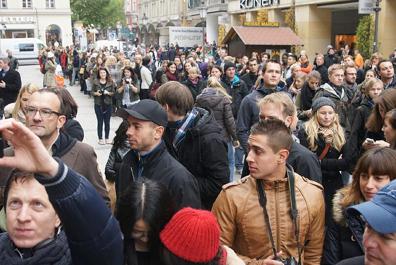 Der Andrang ist groß, die Stimmung ist super bei der Eröffnung des neuen Abercrombie & Fitch-Flagstores in München in der Sendlinger Straße: Sehen Sie hier die besten Bilder.