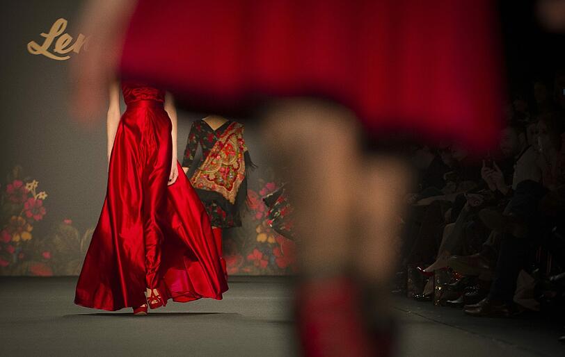Eigenwillige Trends präsentiert das Label Lena Hoschek auf einer Modenschau im Zelt auf der Strasse des 17. Juni in Berlin zur Fashion Week.