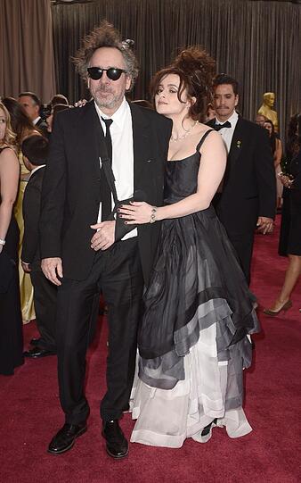 Helena Bonham Carter mit Ehemann Tim Burton (L). Die beiden sahen leicht zerupft aus - aber mit Stil.