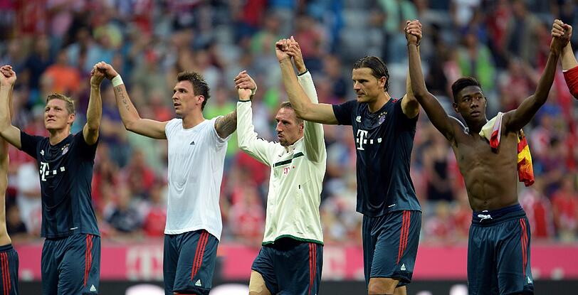 Nach dem 2:0 gegen Barcelona: Die Bayern bedanken sich bei ihren Fans, 71.000 kamen zum Benefizspiel.