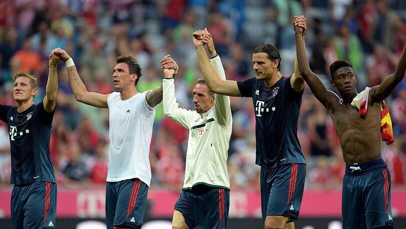 Nach dem 2:0 gegen Barcelona: Die Bayern bedanken sich bei ihren Fans, 71.000 kamen zum Benefizspiel. Nach dem 2:0 gegen Barcelona: Die Bayern bedanken sich bei ihren Fans, 71.000 kamen zum Benefizspiel.