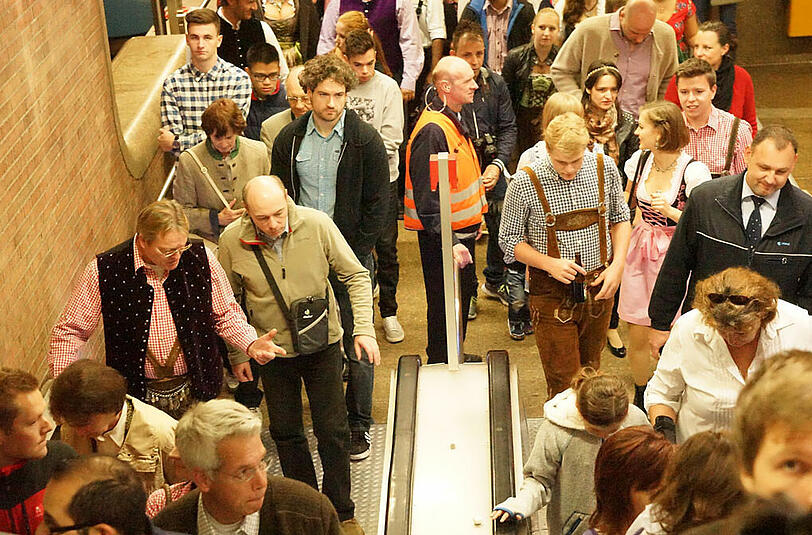Alles drängt auf die Wiesn und in die Zelte. Die Bilder vom großen Ansturm aufs Oktoberfest am Freitag.