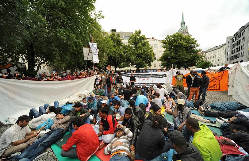 Die Asylsuchenden am Rindermarkt haben ihren Hungerstreik verschärft: Jetzt wollen sie auch nicht mehr trinken.