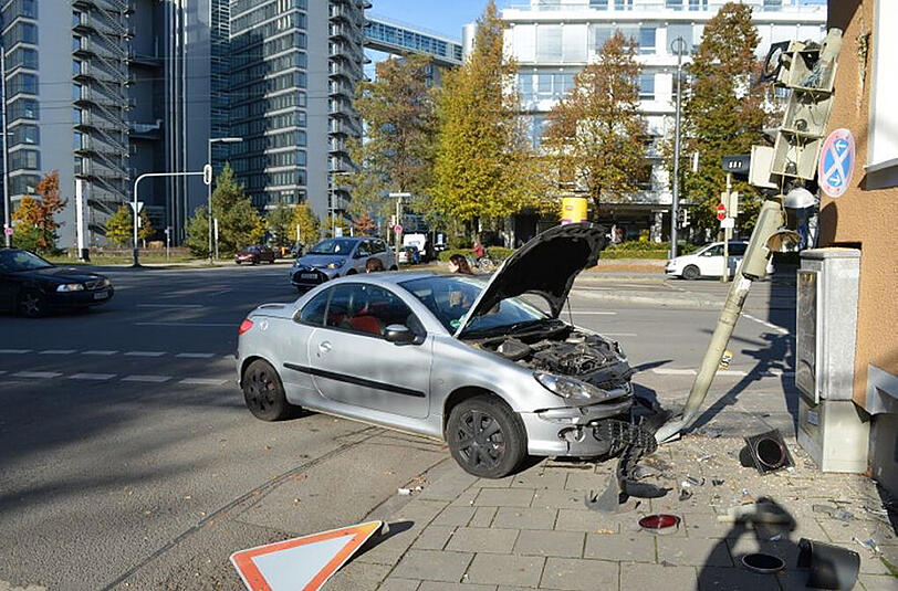 Der Peugot wurde stark beschädigt, er musste abgeschleppt werden.