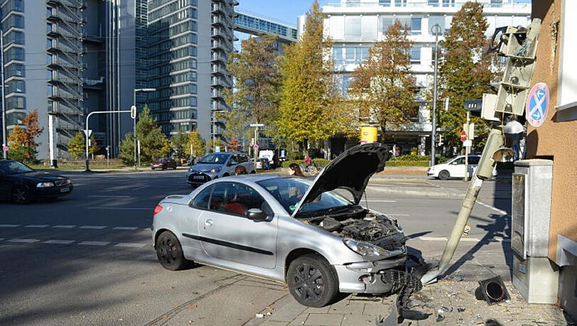 Der Peugot wurde stark beschädigt, er musste abgeschleppt werden. Der Peugot wurde stark beschädigt, er musste abgeschleppt werden.