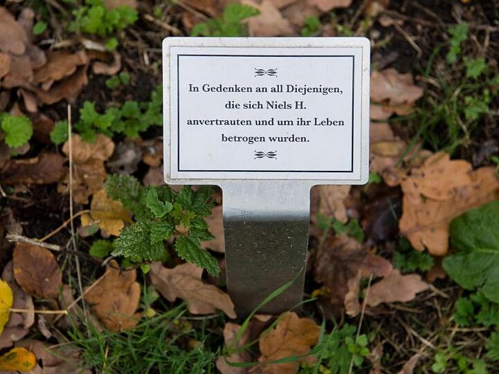 Gedenktafel für Opfer des Krankenpflegers Niels Högel in Delmenhorst. Die Aufarbeitung vor Gericht ist wichtig: "Viele meiner Mandanten wollen, dass alles aufgeklärt wird, damit man daraus lernt", sagt die Rechtsanwältin Gaby Lübben. Sie vertritt nach eigenen Angaben etwa 100 Angehörige.