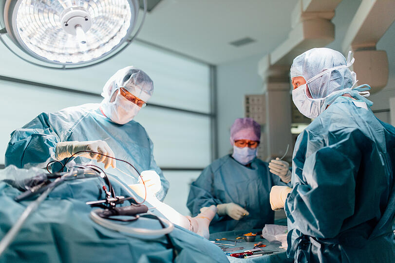 Das oberste Ziel der ATOS Kniespezialisten ist es, die Schmerzen zu lindern und die normale Beweglichkeit zurückzubringen. Weist das Knie Schädigungen oder Erkrankungen auf? Dann ist es möglich, dass dieses Ziel nicht länger durch konservative Methoden zu erreichen ist.