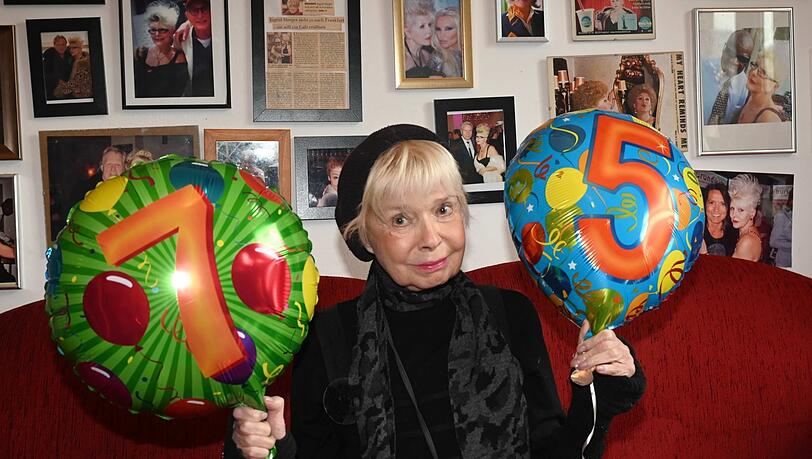 Die Luftballons sind ganz geblieben, der Traum vom neuen Hund Lumpi zum Geburtstag ist zerplatzt: "Klimbim"-Star Ingrid Steeger an ihrem 75. in dem Frankfurter Künstlertreff "Transnormal".