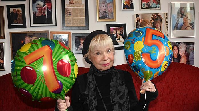 Die Luftballons sind ganz geblieben, der Traum vom neuen Hund Lumpi zum Geburtstag ist zerplatzt: "Klimbim"-Star Ingrid Steeger an ihrem 75. in dem Frankfurter Künstlertreff "Transnormal".