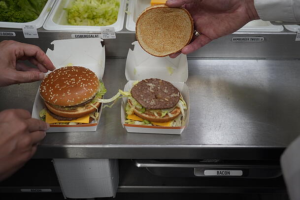 Die McDonald's-Burger im Vorher-Nachher-Vergleich: Rechts das Exemplar, wie es den Gästen künftig serviert wird. Die McDonald's-Burger im Vorher-Nachher-Vergleich: Rechts das Exemplar, wie es den Gästen künftig serviert wird.