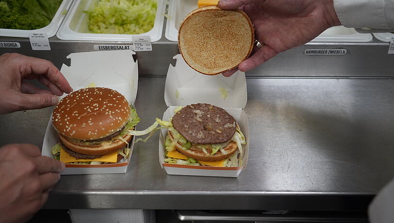 Die McDonald's-Burger im Vorher-Nachher-Vergleich: Rechts das Exemplar, wie es den Gästen künftig serviert wird. Die McDonald's-Burger im Vorher-Nachher-Vergleich: Rechts das Exemplar, wie es den Gästen künftig serviert wird.