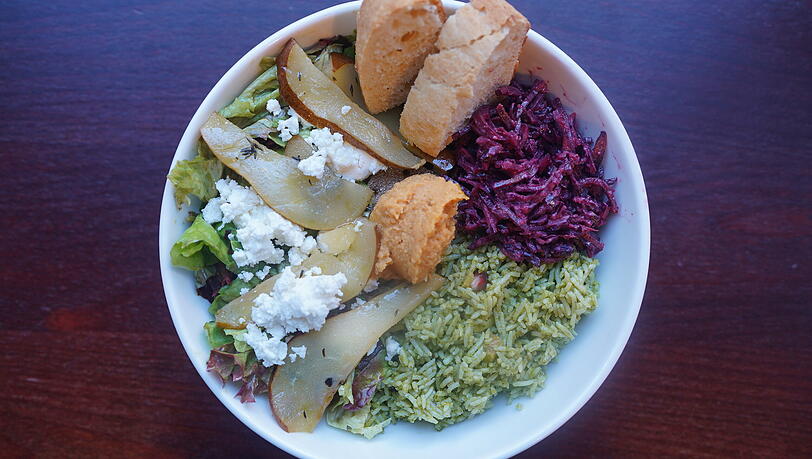 Eine große Bowl im Salarte schmeckt nicht nur, sondern macht auch satt und fit für den Rest des Tages. Eine große Bowl im Salarte schmeckt nicht nur, sondern macht auch satt und fit für den Rest des Tages.