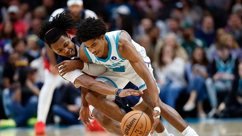 Christian Anderson (r.) spielt seine erste Saison in der NBA.