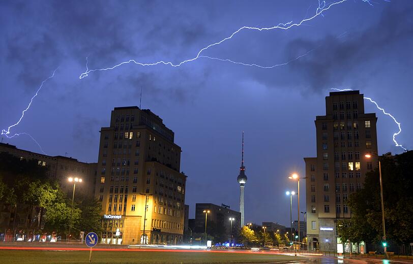 Schlägt ein Blitz in ein Haus ein, kann er massive Schäden an der Elektronik verursachen.