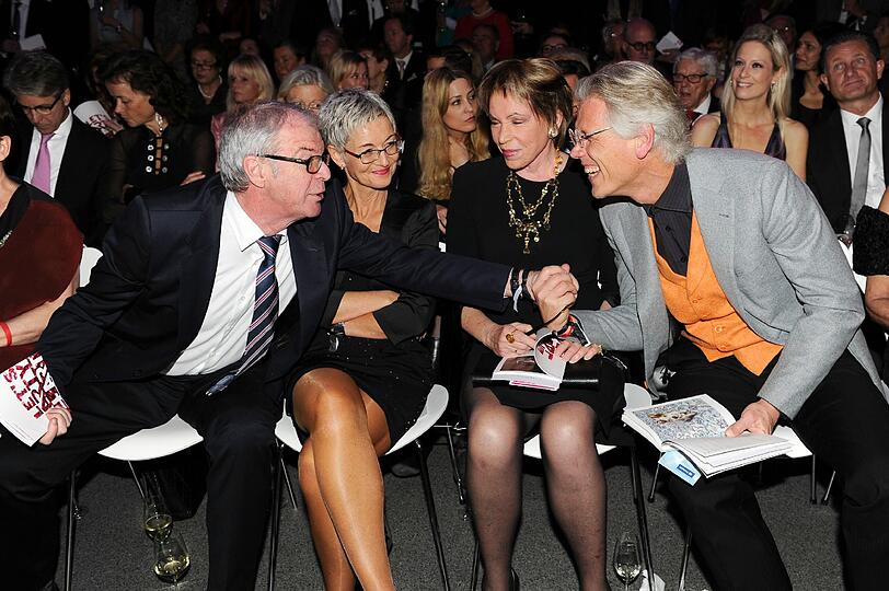 Ministerialdirigent Toni Schmid (Bayerisches Staatsministerium für Bildung, Kultus, Wissenschaft und Kunst)  und Frau Angelika, Ingvild und Dr. Stephan Goetz (Kunstsammler).