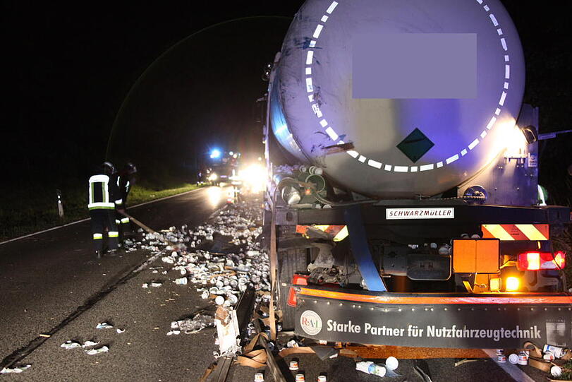 Vorsicht Joghurtbecher! Etwa vier Stunden war die B12 Richtung München gesperrt, weil ein Lkw nach einem Unfall seine Ladung verloren hat.
