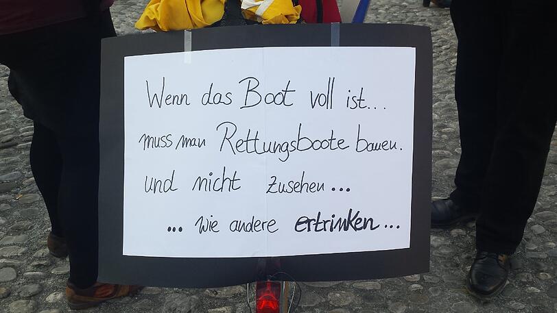 Eine Gedenkminute für tausende Tote Flüchtlinge.