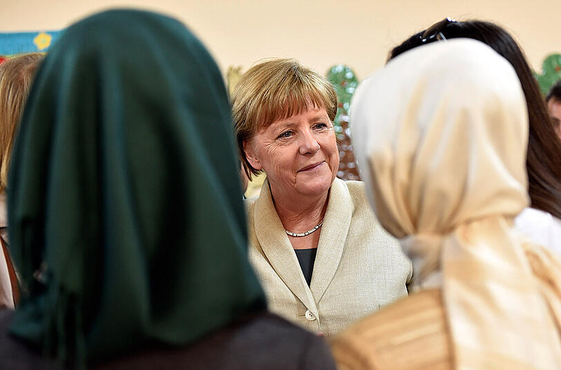 Bundeskanzlerin Angela Merkel besucht ein Flüchtlingscamp nahe der südosttürkischen Stadt Gaziantep. Die Bilder.