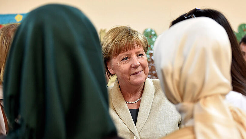 Bundeskanzlerin Angela Merkel besucht ein Flüchtlingscamp nahe der südosttürkischen Stadt Gaziantep. Die Bilder. Bundeskanzlerin Angela Merkel besucht ein Flüchtlingscamp nahe der südosttürkischen Stadt Gaziantep. Die Bilder.