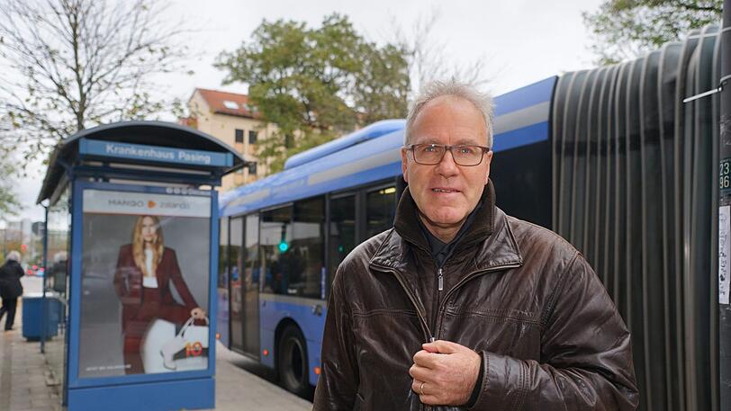 Matthias Keller an der Station Krankenhaus Pasing, hier ist seine Monatskarte gerade nicht mehr gültig.