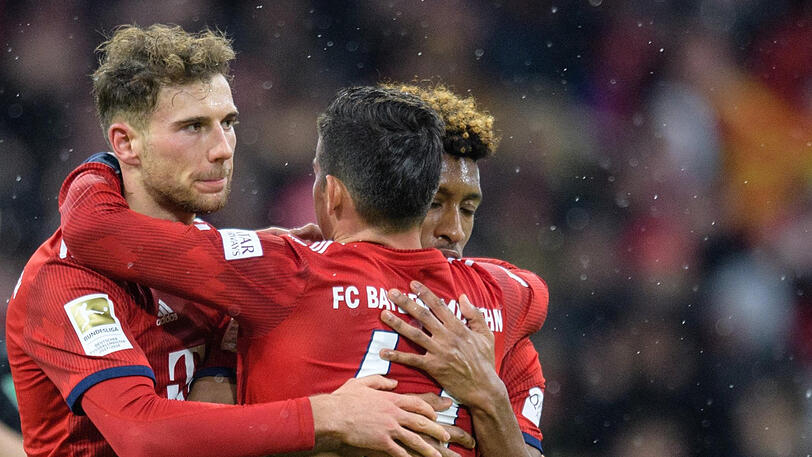 LEON GORETZKA (l.) - NOTE 2: Von Kovac im zentralen Mittelfeld mit vielen Defensivaufgaben betraut. Präsentierte sich zweikampfstark. Legte beim 2:0 per Brust für James ab, leitete das 6:0 mit ein.