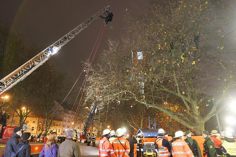 Das Lager der Flüchtlinge am Sendlinger Tor Platz wird von Einsatzkräften geräumt - die Bilder!