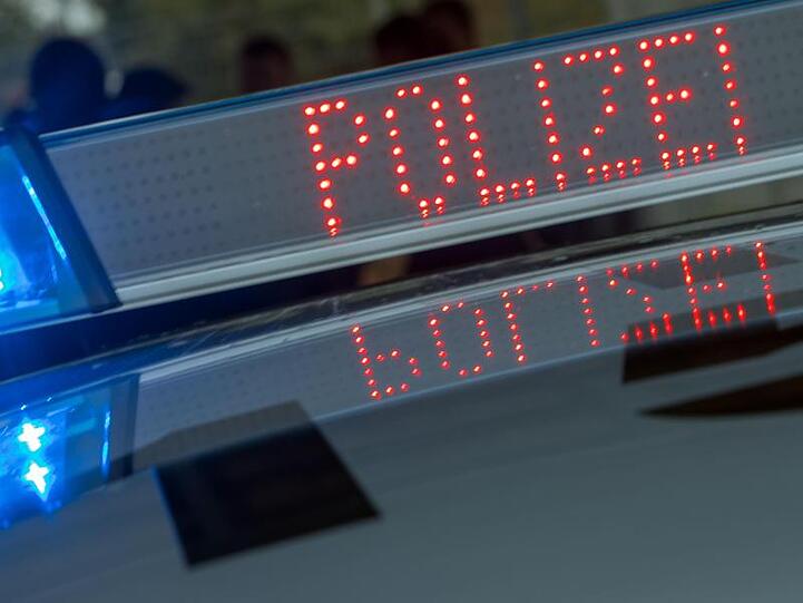 Blaulicht und Schriftzug "Polizei" auf dem Dach eines Funkstreifenwagens. Foto: Jens Büttner/dpa-Zentralbild/dpa/Archivbild