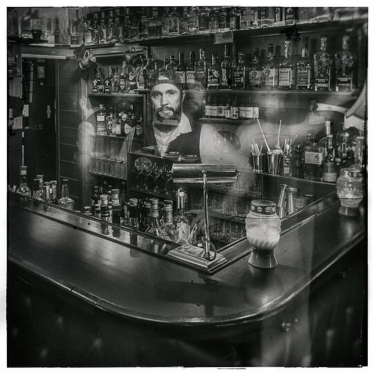 Wolfgang Goetz von der Bar Zum Wolf in der Pestalozzistraße wartet auf bessere Zeiten.