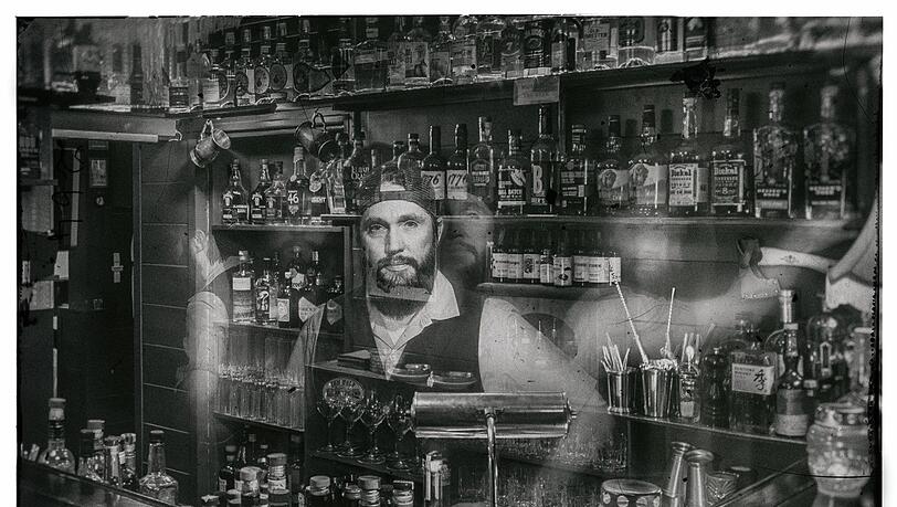 Wolfgang Goetz von der Bar Zum Wolf in der Pestalozzistraße wartet auf bessere Zeiten. Wolfgang Goetz von der Bar Zum Wolf in der Pestalozzistraße wartet auf bessere Zeiten.