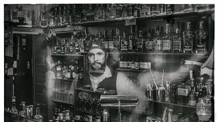 Wolfgang Goetz von der Bar Zum Wolf in der Pestalozzistraße wartet auf bessere Zeiten.