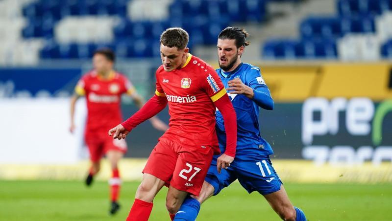 Leverkusens Florian Wirtz und Hoffenheims Florian Grillitsch (r) kämpfen um den Ball.