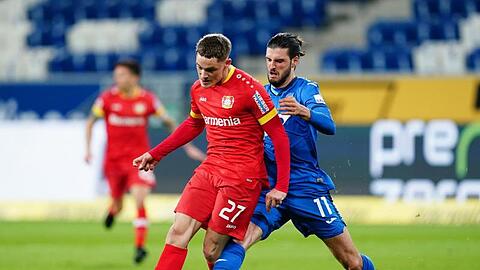 Leverkusens Florian Wirtz und Hoffenheims Florian Grillitsch (r) kämpfen um den Ball.