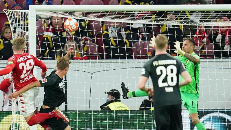 Mainz' Stürmer Jonathan Burkhardt (l) köpft den Ball zum 3:0 ins Tor.