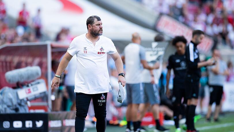 Die Frische gegen den VfB Stuttgart fehlte: Kölns Trainer Steffen Baumgart hat sich vor Wut die Kappe vom Kopf gerissen.