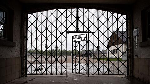 Das Eingangstor mit der Inschrift "Arbeit macht frei" des KZ Dachau.