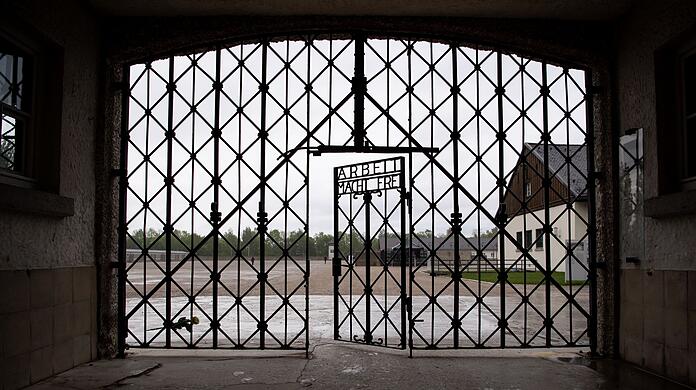 Das Eingangstor mit der Inschrift "Arbeit macht frei" des KZ Dachau.