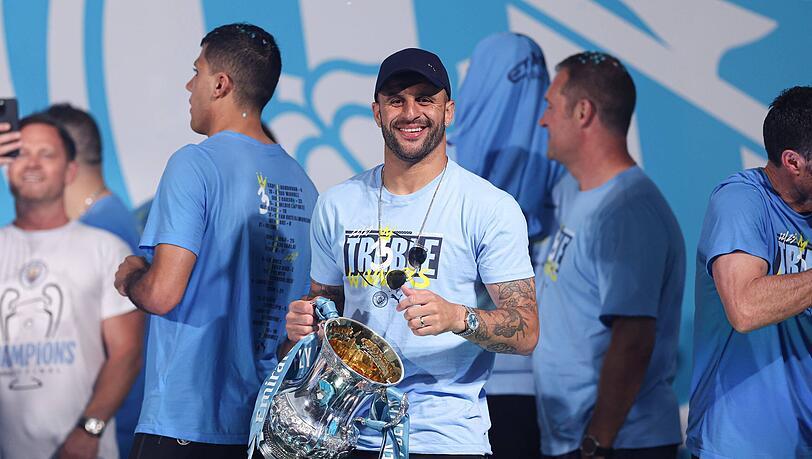 Kyle Walker (M.) wird wohl auch den FC Bayern verstärken. Bei einem neuen Sechser gestaltet sich die Suche schwierig.