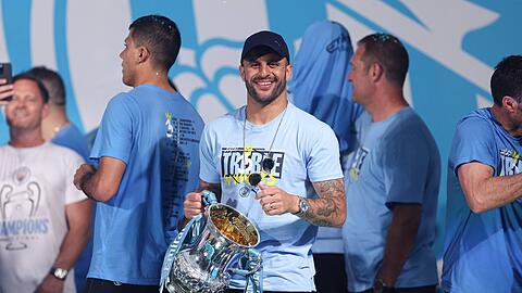 Kyle Walker (M.) wird wohl auch den FC Bayern verstärken. Bei einem neuen Sechser gestaltet sich die Suche schwierig.