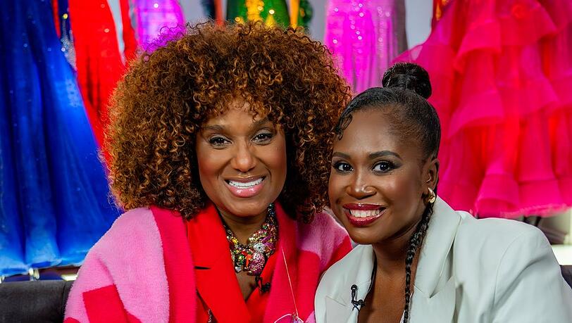 Motsi Mabuse (re.) besucht Daisy Dee in ihrem Styling-Bus.