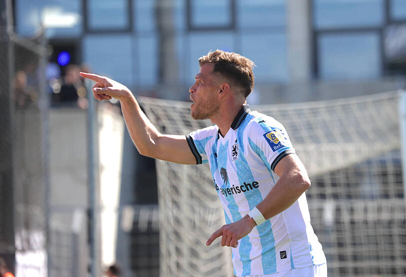 Florian Niederlechner bejubelt sein Tor in Richtung Ulmer Fans.