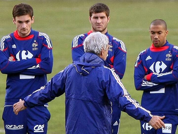 Raymond Domenech spricht vor dem Training zu seinen Spielern.