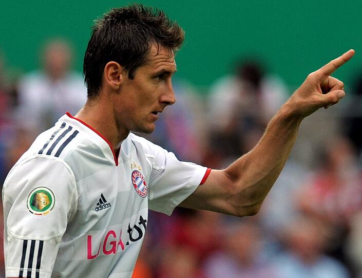 MIROSLAV KLOSE. Kam in Minute 71 für Müller &ndash; für wen auch sonst? Van Gaal wechselt nur positionsbezogen. Rackerte und lief, einmal ohne Übersicht, einmal ohne Glück: sein Schuss wurde auf der Linie geklärt (84.). Note 3