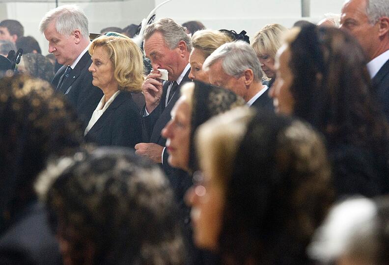 Der Bayerische Ministerpräsident Horst Seehofer (l) seine Frau Karin (2.v.l.) Max in Bayern (3.v.l) und seine Frau Elisabeth in Bayern (4.v.l.)