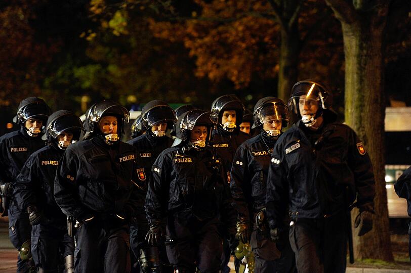 Ausschreitungen beim Pokalspiel von Hannover 96 gegen Dynamo Dresden: Mehrere Fans werden festgenommen. Die Polizei verhindert, dass Dresdner Fans auf Hannover-Fans übergreifen. Fans beider Mannschaften zünden in ihren Blöcken Bengalos. Die Bilder aus Hannover