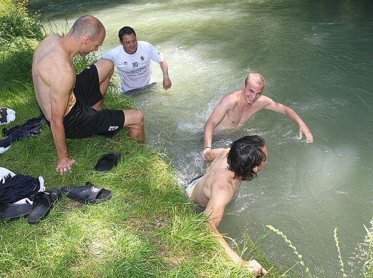 Was für eine Hitze! Die Temperaturen treiben die Löwen ins Wasser. Abkühlung gibt's beim Training mit einem Sprung in der Harlachinger Quellbach, einem Ausleger der Auer Mühlbachs. Die Sechzger beim Planschen!