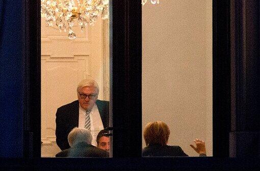 Sondierungsgespräche in Berlin: Angela Merkel und Horst Seehofer im Gespräch mit Sigmar Gabriel und Frank Walter Steinmeier.